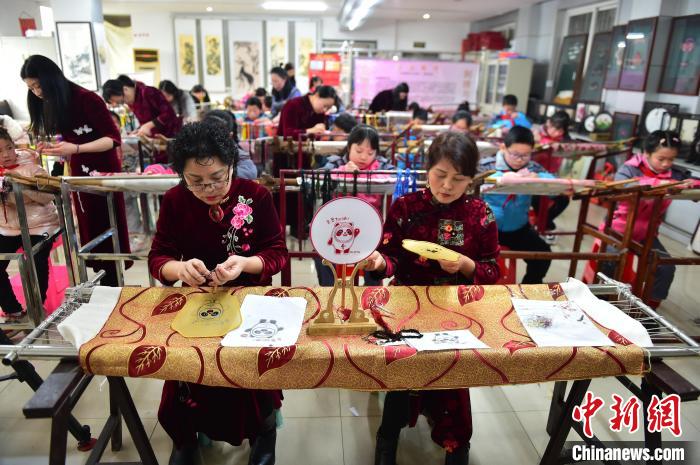 江西省級非遺豫章繡傳承人手把手指導(dǎo)小學(xué)生繡制2022年北京冬奧會吉祥物“冰墩墩”形象?！∮髟屏?攝