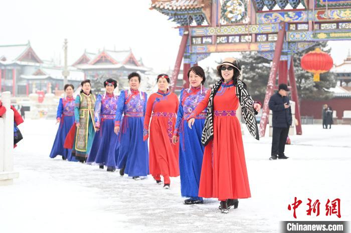 2月13日，老年人在呼和浩特市大召廣場拍照“打卡”?！⑽娜A 攝