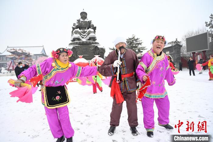 2月13日，秧歌隊(duì)在呼和浩特市大召廣場雪中起舞?！⑽娜A 攝