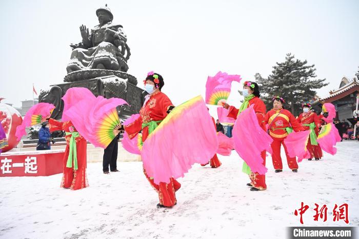 2月13日，秧歌隊(duì)在呼和浩特市大召廣場雪中起舞?！⑽娜A 攝