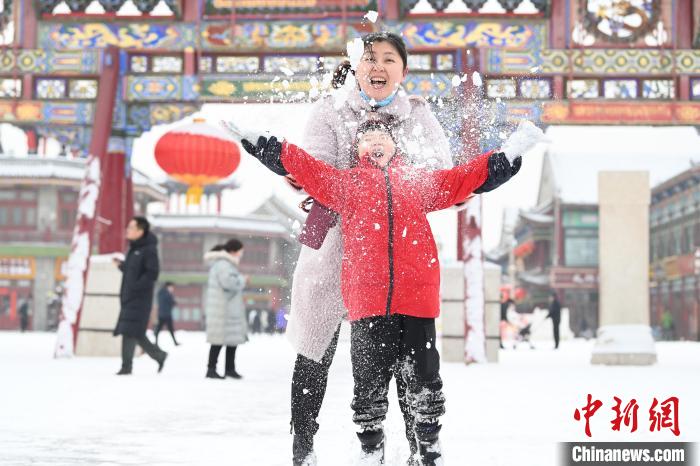2月13日，家長與小朋友在呼和浩特市大召廣場享雪趣?！⑽娜A 攝