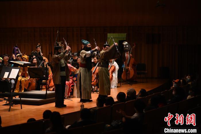 圖為“劉備、關(guān)羽、張飛”亮相音樂會?！∥靼步豁憳穲F供圖