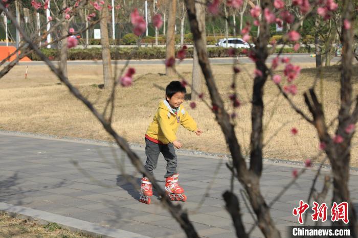小朋友公園里玩耍。　鄧小強 攝