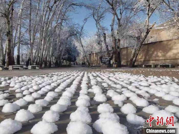 圖為春雪過后的莫高窟美不勝收?！≈鼙笕?攝
