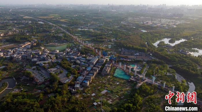 航拍正在建設(shè)中的成都至自貢高速鐵路成都段?！⒅铱?攝