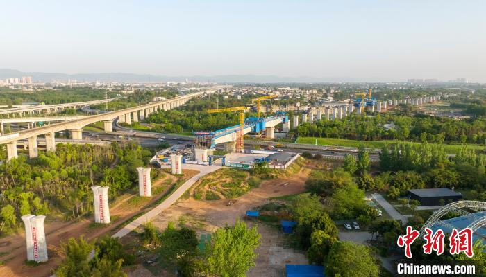 航拍正在建設(shè)的成都至自貢高速鐵路跨成都繞城高速公路連續(xù)梁施工現(xiàn)場(chǎng)?！⒅铱?攝