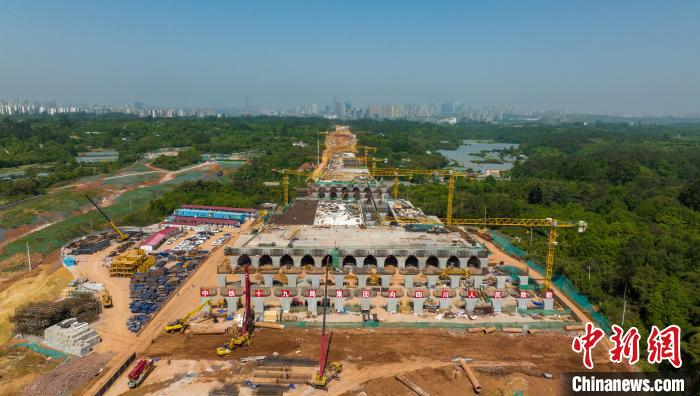 加緊施工建設(shè)的天府站多線橋?！⒅铱?攝