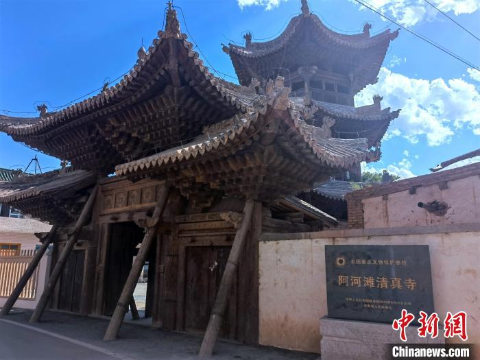 圖為集漢、藏、伊斯蘭風(fēng)格于一體的700年歷史的全國重點(diǎn)保護(hù)文物——阿河灘清真寺。　張海雯 攝