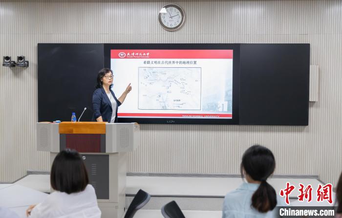 天津師范大學(xué)跨文化與世界文學(xué)研究院院長(zhǎng)、教授郝嵐正在為同學(xué)們上課。　王在御 攝