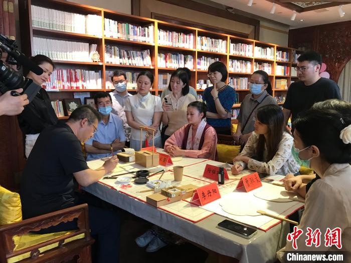 9月14日，“月動(dòng)臨秋扇”中華傳統(tǒng)文化沉浸式體驗(yàn)活動(dòng)在北京紀(jì)曉嵐故居舉辦。 陳建新 攝 陳建新 攝