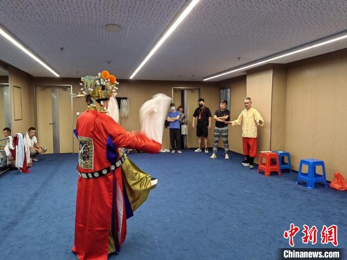 “天下第一團”正在進行練習(xí)?！±ド绞形捏w廣電和旅游局供圖