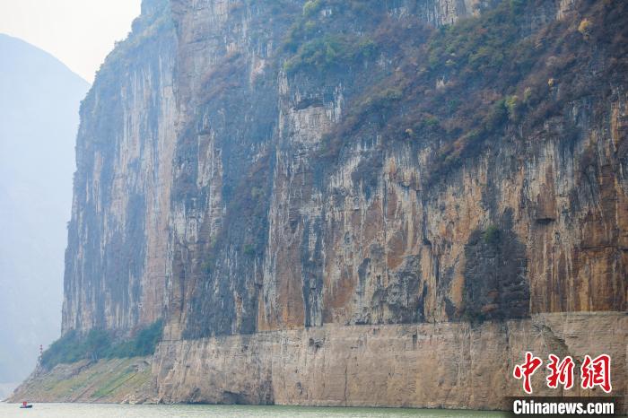 圖為瞿塘峽兩岸壯麗景致?！×簹J卿 攝