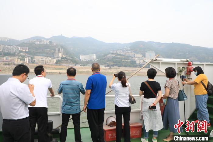 重慶市政協(xié)“同心聚力巴渝行”主題采訪團15日走進奉節(jié)，了解當地政協(xié)委員護江成效。　梁欽卿 攝
