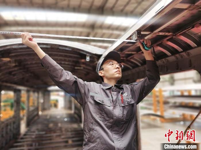 王漢卿在安裝車頂二次骨架吊?！∈茉L者供圖