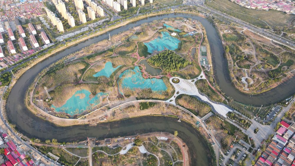 　圖為4月30日拍攝的河北滄州市區(qū)的大運河“Ω”形河道。新華社發(fā)(傅新春 攝)