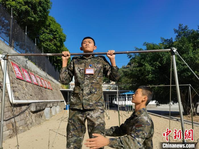 新兵尤云龍正在進行器械訓(xùn)練?！●R濤 攝