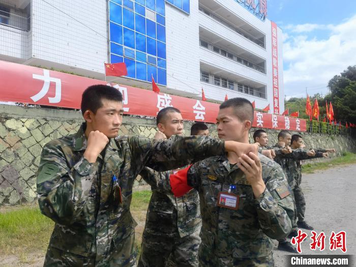 新兵尤云龍(左)不斷向一名合格軍人蛻變?！￡愴?攝