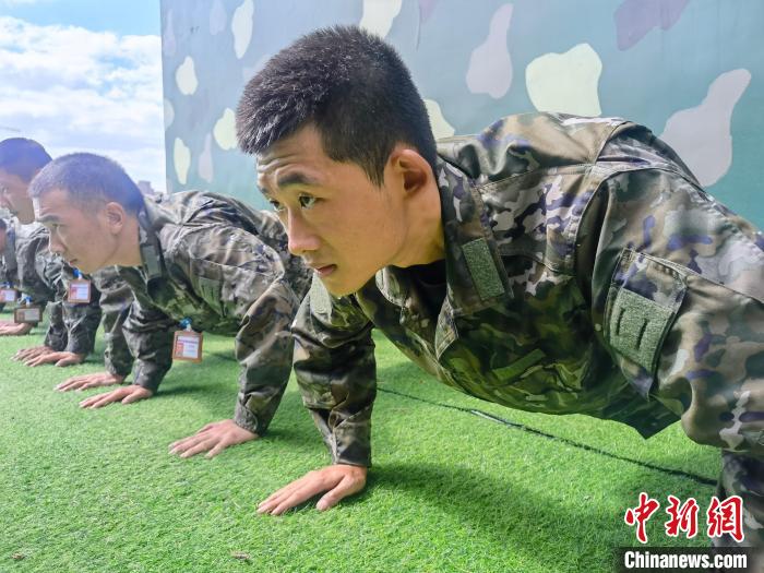 尤云龍正在和戰(zhàn)友進行體能訓(xùn)練。　林靖松 攝