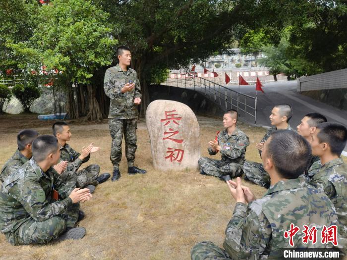 尤云龍為戰(zhàn)友講述父輩保家衛(wèi)國的故事?！＄姛樋?攝