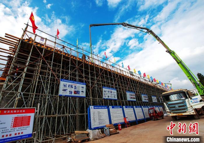 圖為渝昆高鐵云南段境內(nèi)首座大橋連續(xù)梁混凝土澆筑施工現(xiàn)場?！『螀矽i 攝