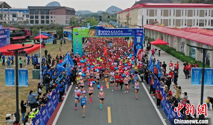 2022年龍虎山半程馬拉松鳴槍開跑?！⒅剧?攝