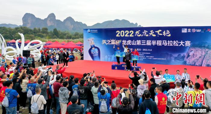 2022年龍虎山半程馬拉松鳴槍開跑?！⒅剧?攝