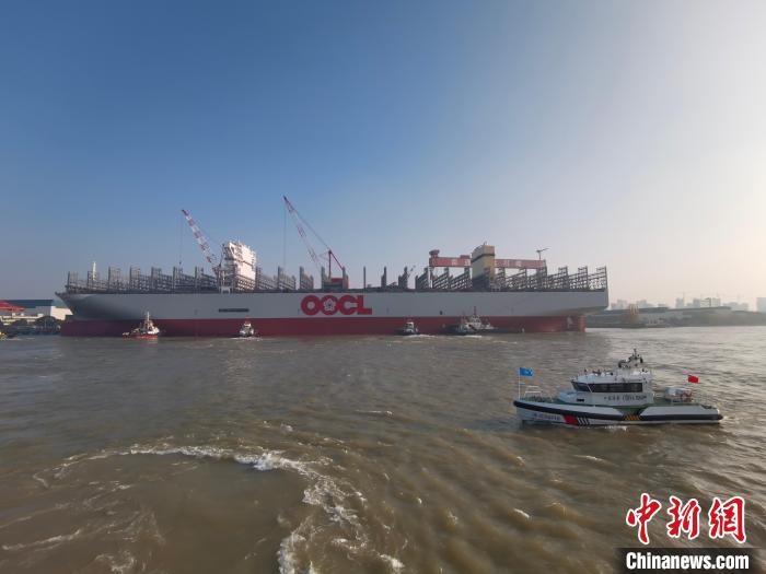 海巡艇在現(xiàn)場引導(dǎo)水上交通。　南通海事局供圖