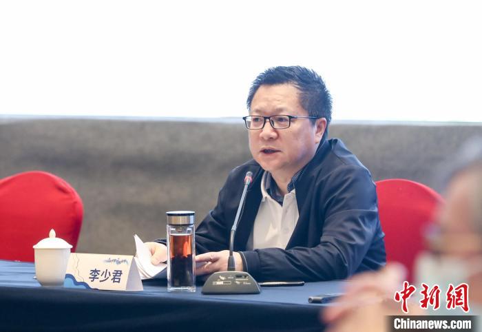 《詩刊》社主編李少君發(fā)言?！∠计挚h融媒體中心 供圖
