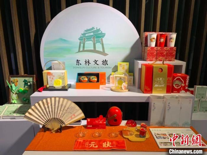 發(fā)展論壇現(xiàn)場展出的無錫城市文創(chuàng)作品。　孫權 攝