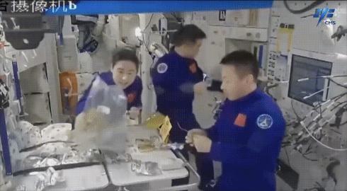 神舟十四號航天員在軌品嘗美食。圖片來源：中國載人航天工程辦公室官方微信