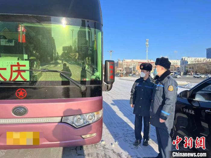 交通執(zhí)法人員檢查客運(yùn)車輛手續(xù)。　黑龍江省交通運(yùn)輸廳供圖