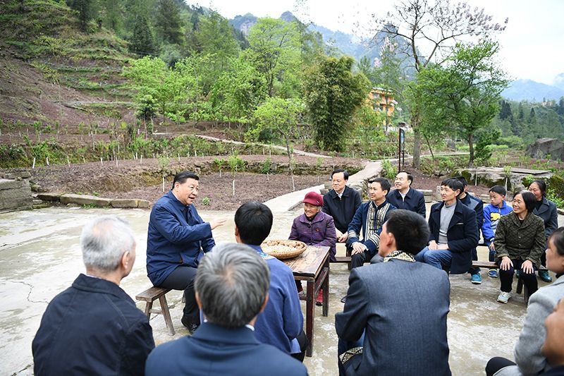 2019年4月15日，習(xí)近平總書記在重慶石柱土家族自治縣中益鄉(xiāng)華溪村同村民代表、基層干部、扶貧干部、鄉(xiāng)村醫(yī)生等圍坐在一起，共話脫貧攻堅(jiān)。