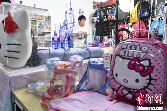 葉偉倫公司員工通過(guò)網(wǎng)絡(luò)直播方式銷售產(chǎn)品?！￡愺K旻 攝