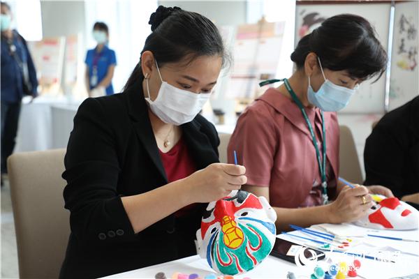 展覽會(huì)現(xiàn)場(chǎng)，泰國(guó)民眾體驗(yàn)畫(huà)臉譜。人民網(wǎng)記者 趙益普攝