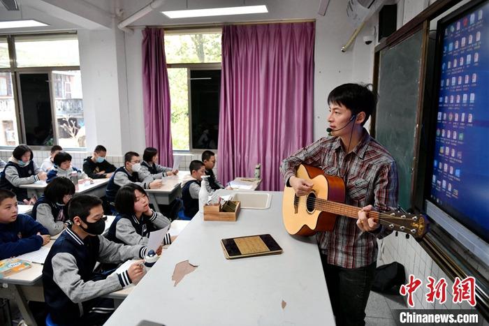 圖為3月16日，張家豪在福建福州延安中學(xué)教學(xué)。 <a target='_blank' href='/'><p  align=