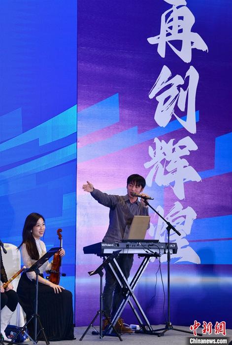 圖為3月9日，福建福州，張家豪(右)與林佳臻在臺(tái)上演出。 <a target='_blank' href='/'><p  align=