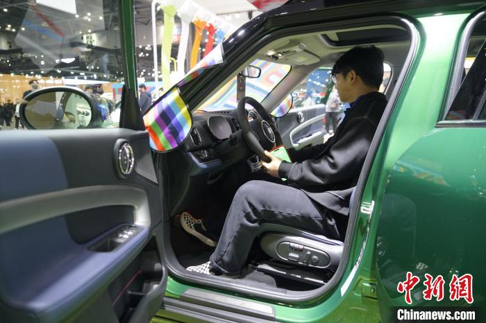 圖為觀眾在展會試駕車輛?！⑿?攝