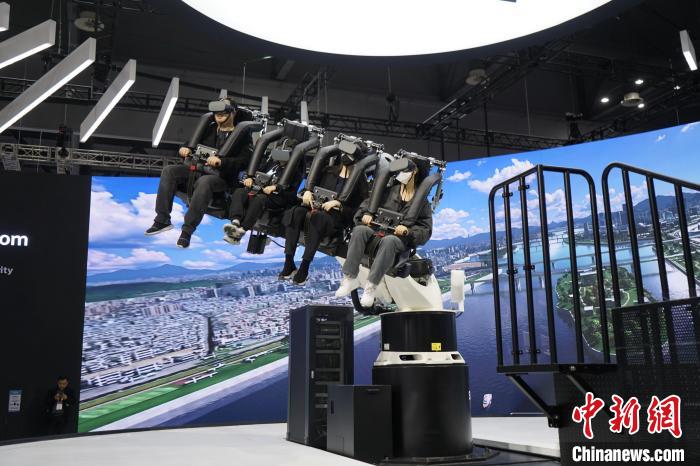 圖為觀眾在展會模擬體驗未來城市空中移動出行方式?！⑿?攝