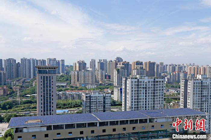 圖為輝騰能源在重慶市九龍坡區(qū)留學(xué)生創(chuàng)業(yè)園屋頂建設(shè)的光伏發(fā)電示范項(xiàng)目?！∈茉L企業(yè)供圖