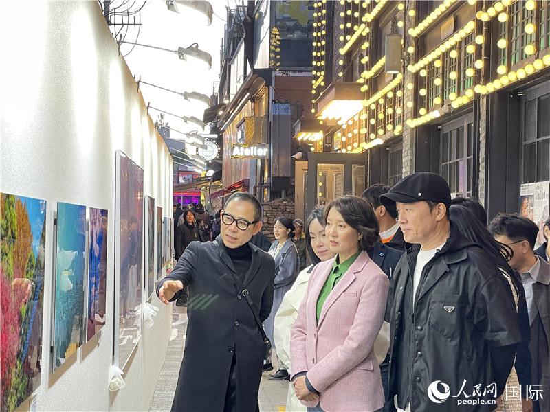 韓國中小風(fēng)險(xiǎn)企業(yè)部長官李永參觀梨泰院街頭藝術(shù)展。實(shí)習(xí)生 許鵬飛攝