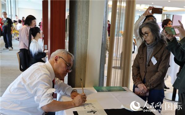 “聯(lián)合國(guó)中文日”慶?；顒?dòng)上進(jìn)行了書法等中國(guó)文化展示。人民網(wǎng)記者 尚凱元攝