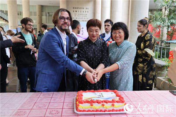 活動現(xiàn)場，田敏總領事與里約天主教大學孔子學院中外方院長共同切蛋糕祝賀中文日活動成功舉辦。人民網(wǎng)記者時元皓 攝