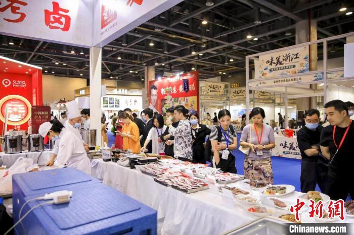 活動現(xiàn)場人頭攢動?！≌憬∩虅?wù)廳 供圖