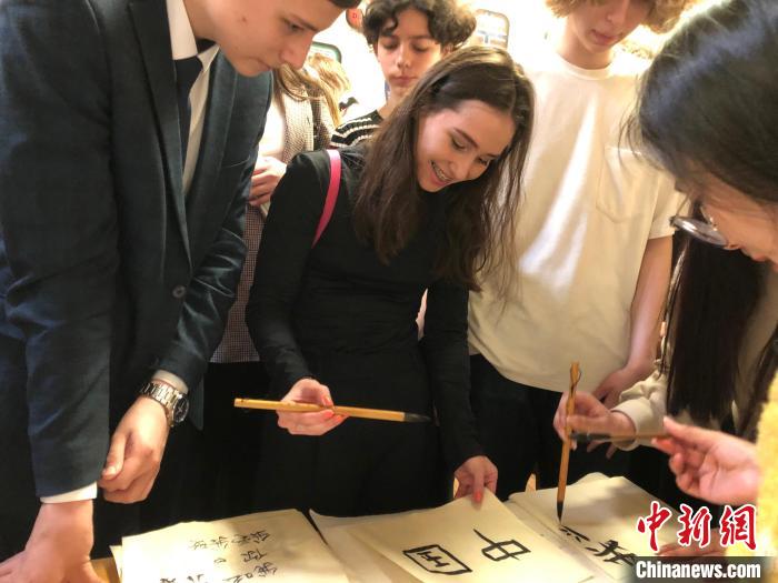 4月21日，莫斯科國立語言大學孔子學院附屬中學舉辦“國際中文日”活動，學生們學寫漢字?！∧箍茋⒄Z言大學孔子學院 供圖