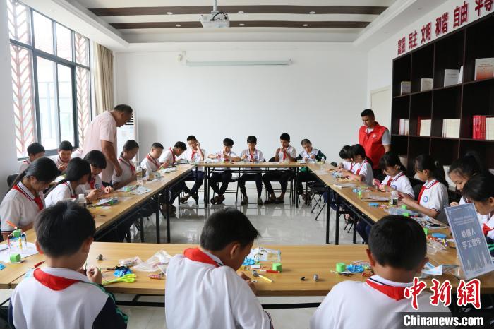 4月24日，中國航天日主題活動海南文昌分會場開展航天機器人手工創(chuàng)作體驗課?！》钊?攝