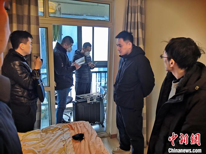 丹東市公安局民警抓捕犯罪嫌疑人，在其家中進行搜查?！〉|市公安局供圖