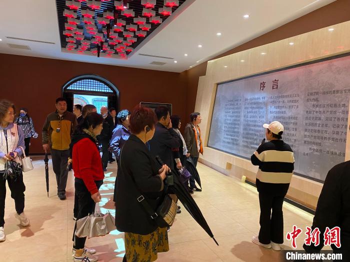 中共中央統(tǒng)戰(zhàn)部舊址里參觀者絡(luò)繹不絕?！±顣詡?攝