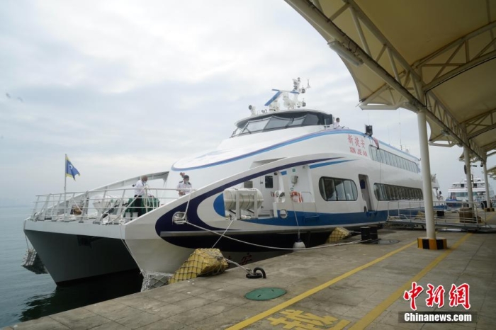 5月3日，“新捷安”輪載著157名乘客從廈門啟航前往金門，這是“新捷安”輪入列廈金航線后的首個(gè)航班。廈門海事局執(zhí)法人員對(duì)船舶進(jìn)行了全面的開航前檢查，確保首航安全?！靶陆莅病陛喛傞L(zhǎng)43米、船寬10.5米、型深3.61米，載客量350人，是現(xiàn)有廈金客運(yùn)航線參營(yíng)客船中載客定額最大的雙體穿浪高速客船，用以替換原有的“捷安”輪。福建海事 供圖