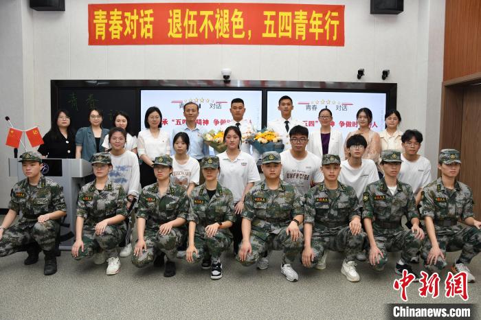 受邀功臣同師生代表合影。　漳州市退役軍人事務(wù)局供圖