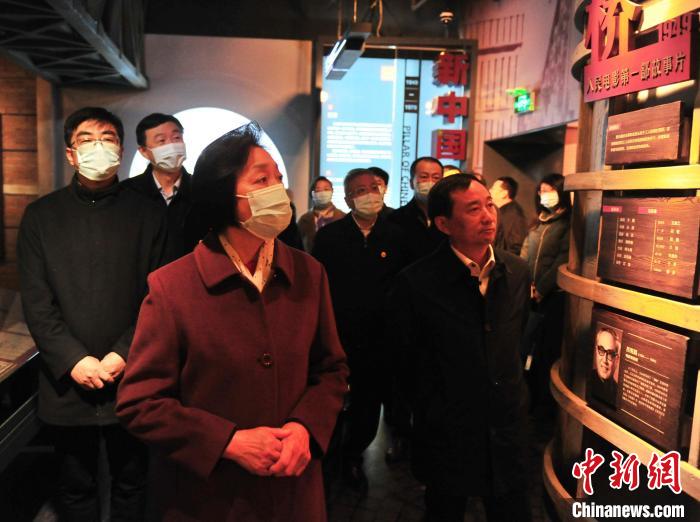 臺(tái)盟中央主席蘇輝近日率調(diào)研組赴吉林開(kāi)展重點(diǎn)考察調(diào)研。圖為在長(zhǎng)影舊址博物館考察吉林特色文化產(chǎn)業(yè)發(fā)展。　高龍安 攝
